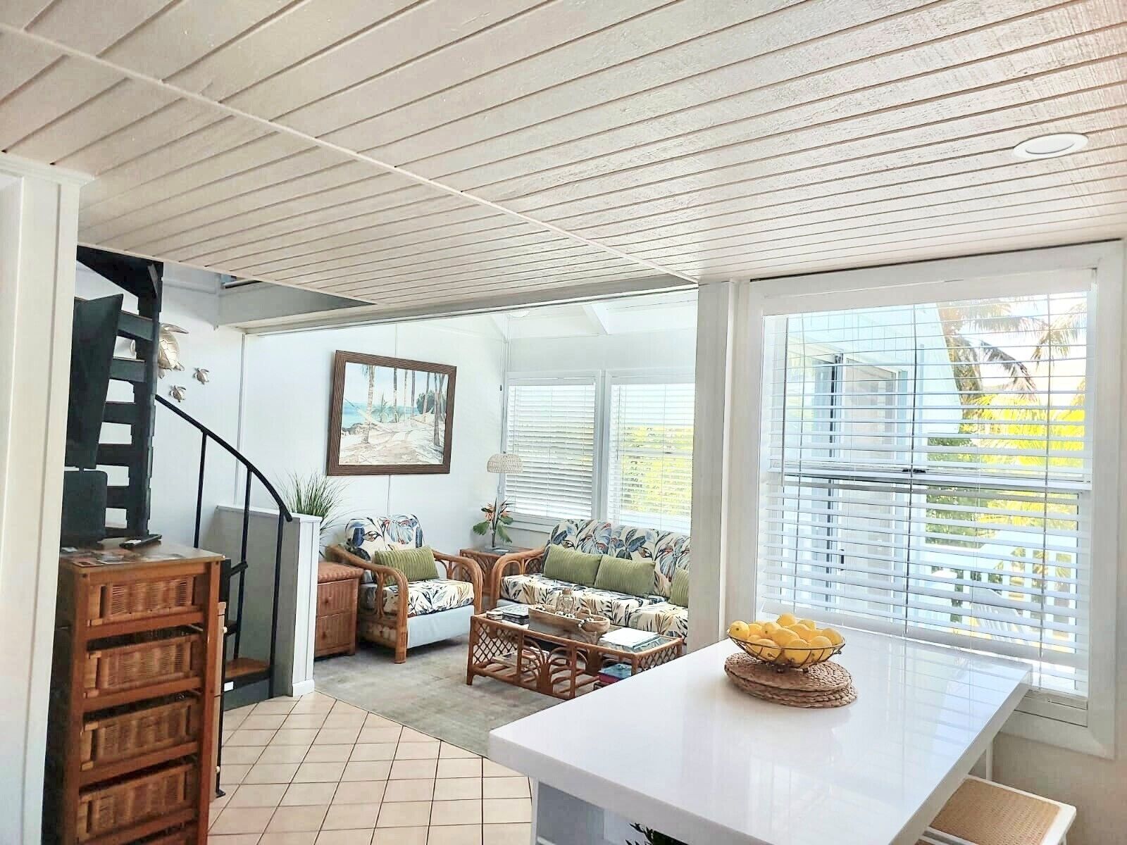 TV connectée, livres, écrans d'ordinateur