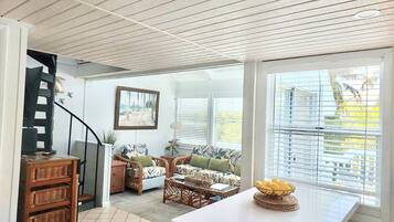 TV connectée, livres, écrans d'ordinateur