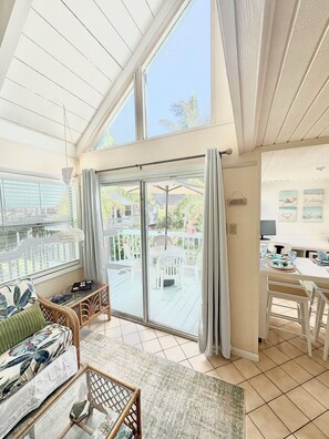 Smart TV, libros y monitor de computadora 