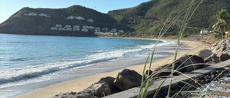 Plage à proximité, chaises longues, serviettes de plage