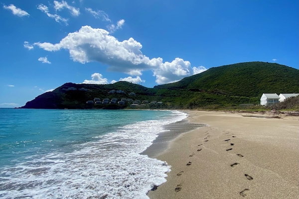 Nær stranden, solsenger og strandhåndklær