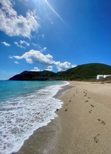 Coastal Charm: Steps to Beach, Eats and Taxi!