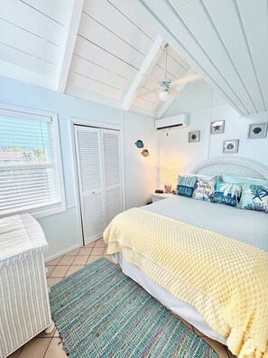 2 bedrooms, desk, iron/ironing board, free WiFi - Cindy’s Caribbean Loft: Poolside & Beach Bliss Near Cafés (Frigate Bay)
