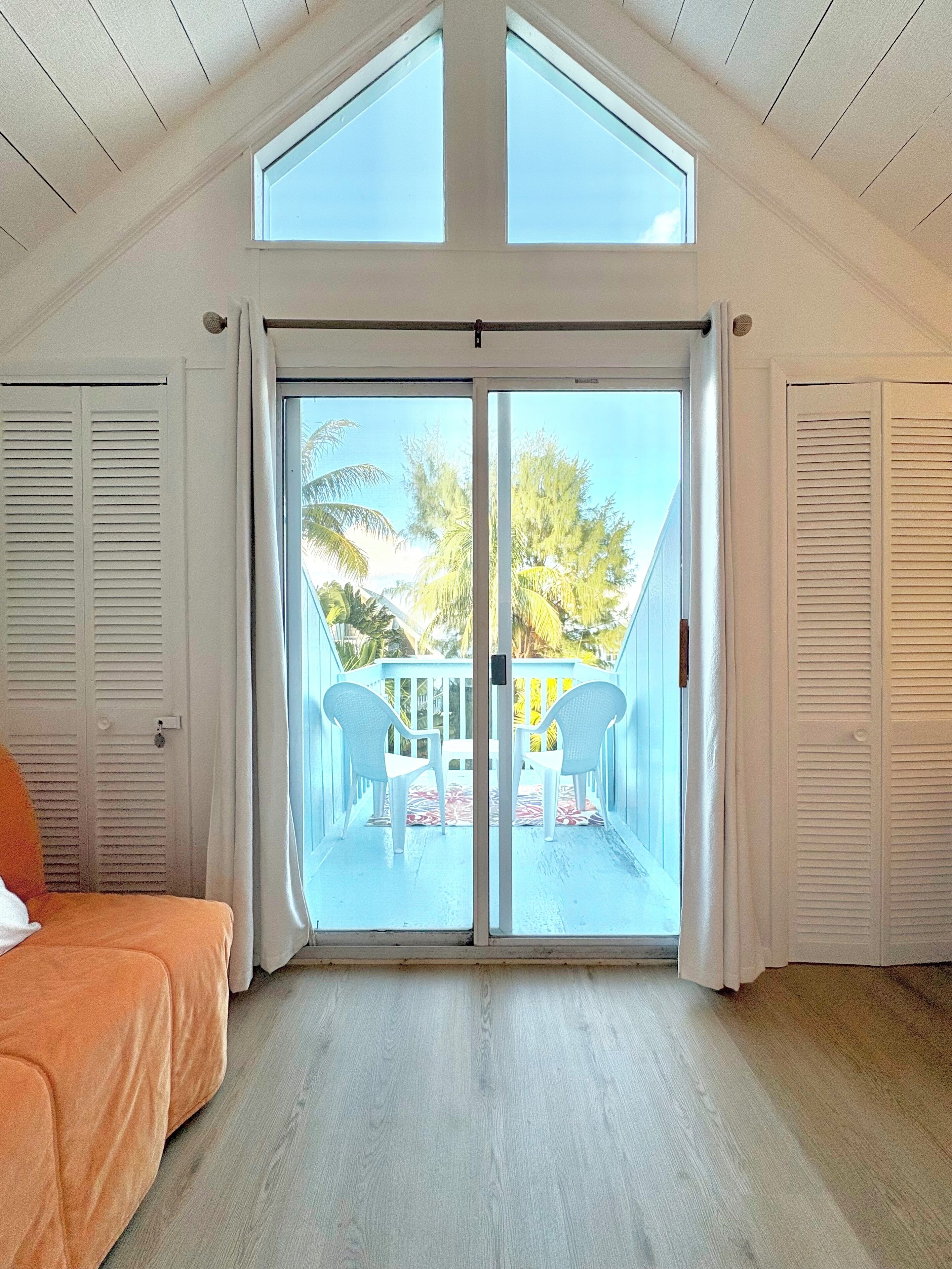 TV connectée, livres, écrans d'ordinateur