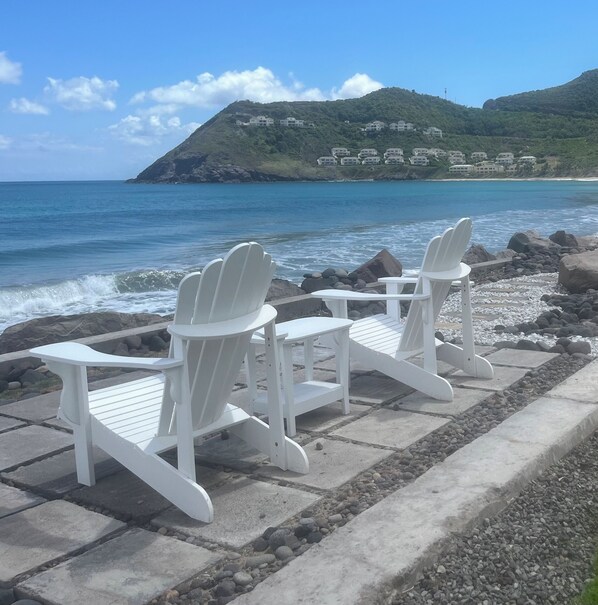 Playa en los alrededores, camastros y toallas de playa 