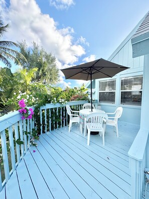 Outdoor dining - Cindy’s Caribbean Loft: Poolside & Beach Bliss Near Cafés (Frigate Bay)
