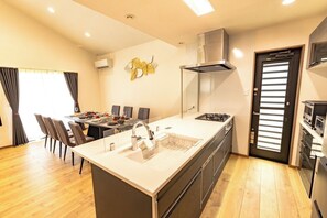 Refrigerador, microondas, parrilla de estufa y utensilios de cocina 
