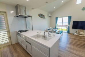 Fridge, microwave, stovetop, cookware/dishes/utensils - Oceanfront 3 year old building 3LDK single story Cho  Seki adjacent to each other Up to 14  - tide / Ishigaki Okinawa (Ishigaki)