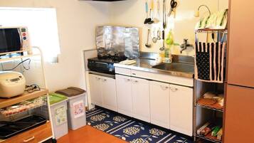 Kjøleskap, mikrobølgeovn, kokeplater og kjøkkenutstyr