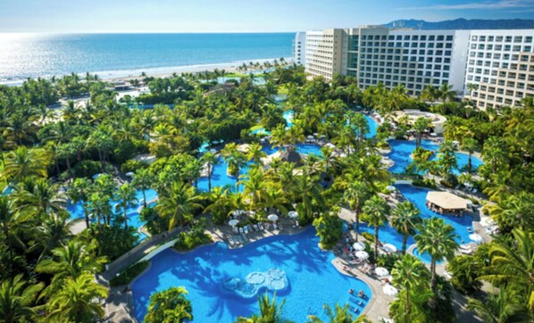 Een buitenzwembad, een verwarmd zwembad