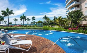 Una piscina al aire libre, una piscina climatizada