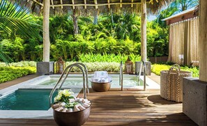 Een buitenzwembad, een verwarmd zwembad