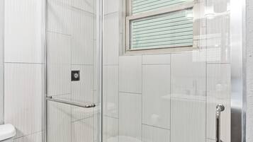 Douche, sèche-cheveux, serviettes fournies, savon