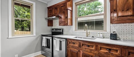 Four Ă micro-ondes, un four, surface de cuisson, lave-vaisselle