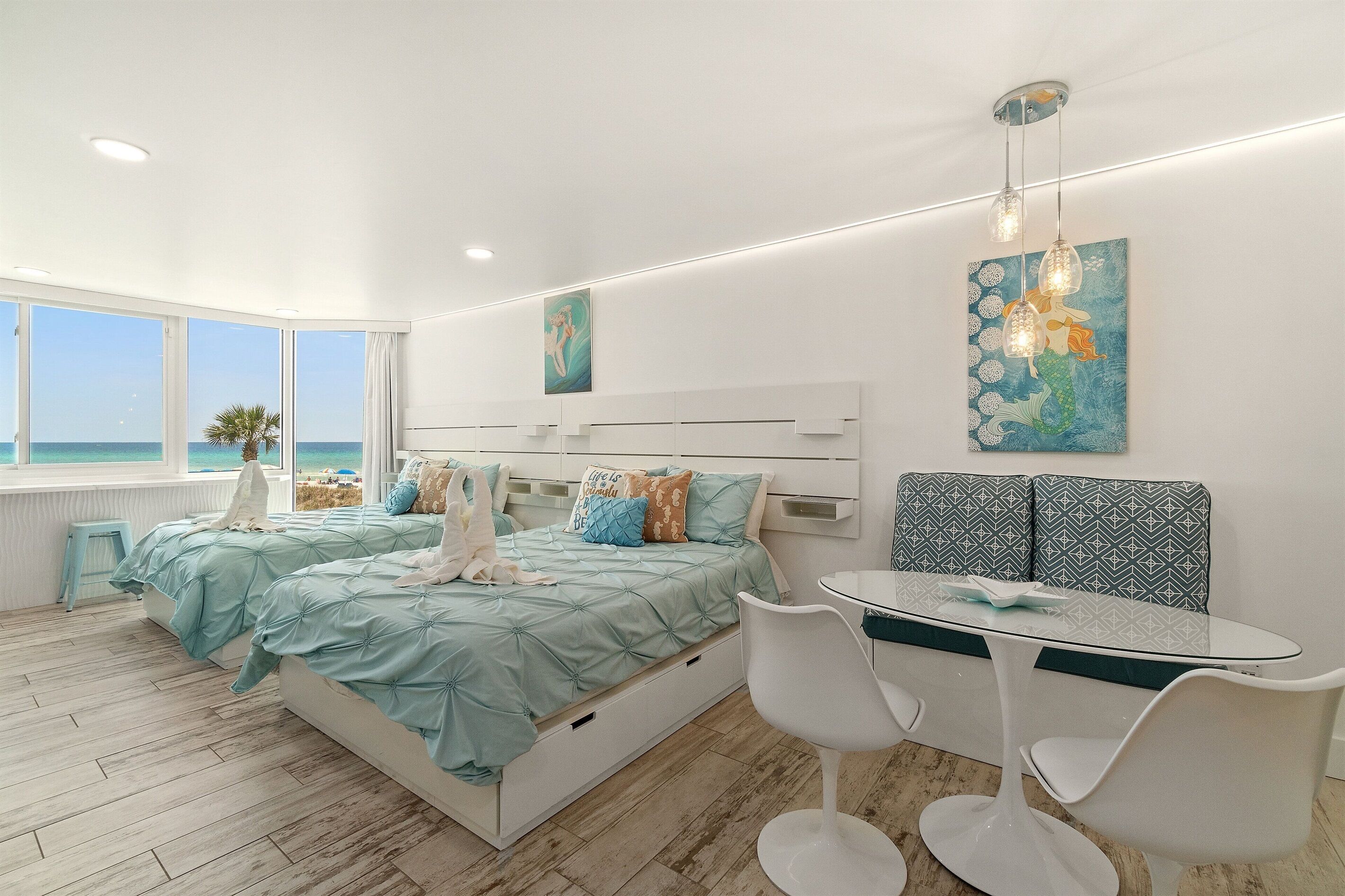 Gulf Life - Beautifully updated beachfront studio with free chair service
