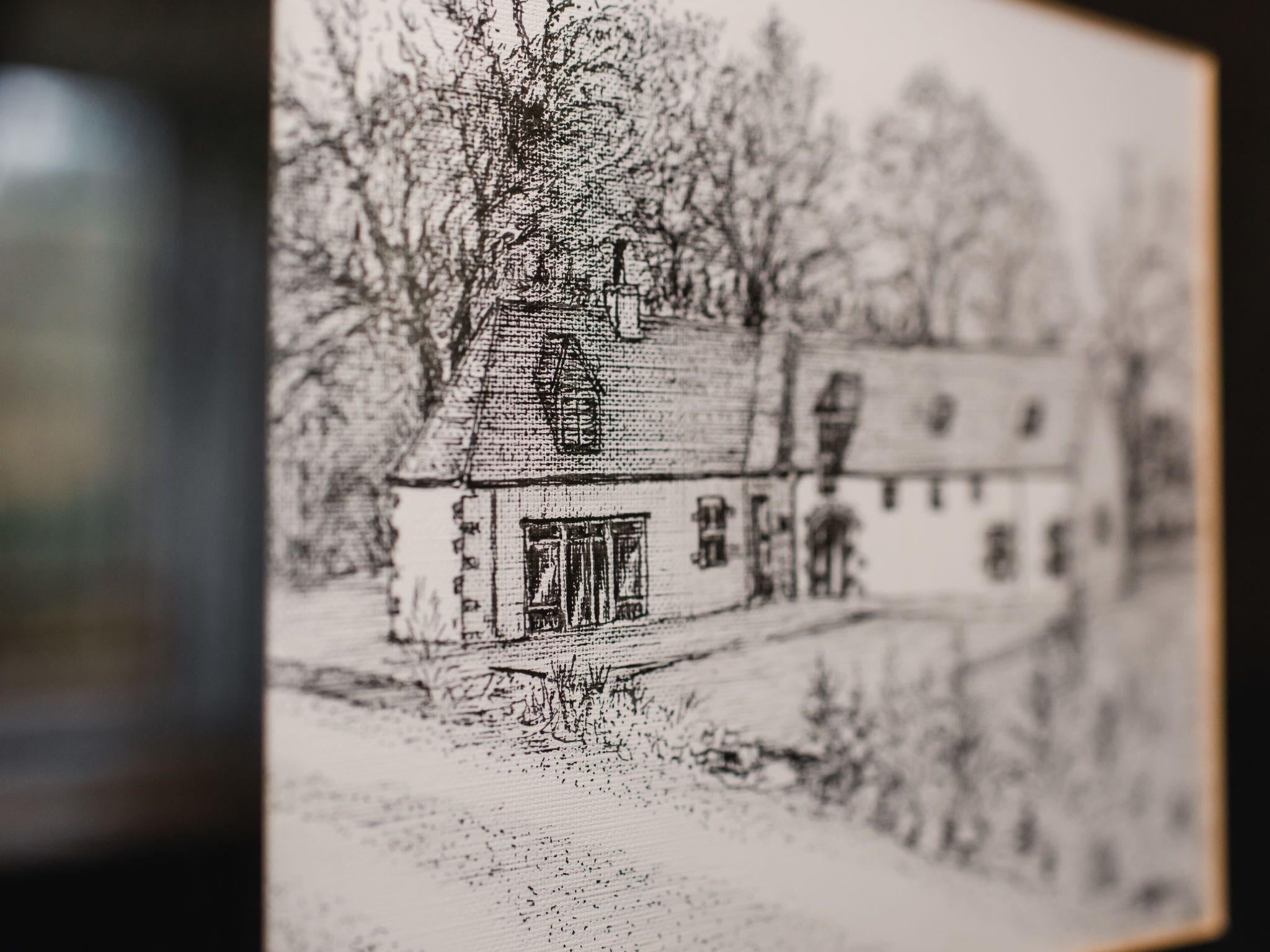 Un croquis d’un bâtiment avec une cheminée bien visible, une grande fenêtre et une porte.