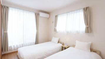 4 makuuhuonetta, työpöytä, ilmainen Wi-Fi, vuodevaatteet