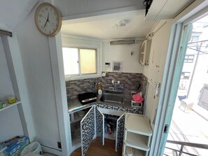 Kjøleskap, mikrobølgeovn, kokeplater og kjøkkenutstyr