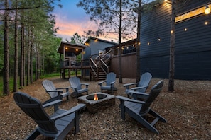 A cabin with a deck, outdoor seating, and a fire pit. - 🎶 Remedy of the Blues 🎶  · Chic Sanctuary: 2 King En-Suites & Hammock + Swing (Broken Bow)
