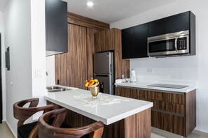 Kühlschrank, Mikrowelle, Herdplatte, Wasserkocher mit Kaffee-/Teezubehör