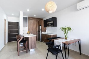 Frigorífico, microondas, placa de cocina y cafetera o tetera