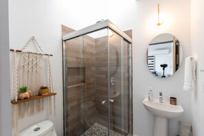 Hårføner og håndklær