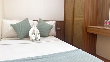 Family Room | Desk, free WiFi