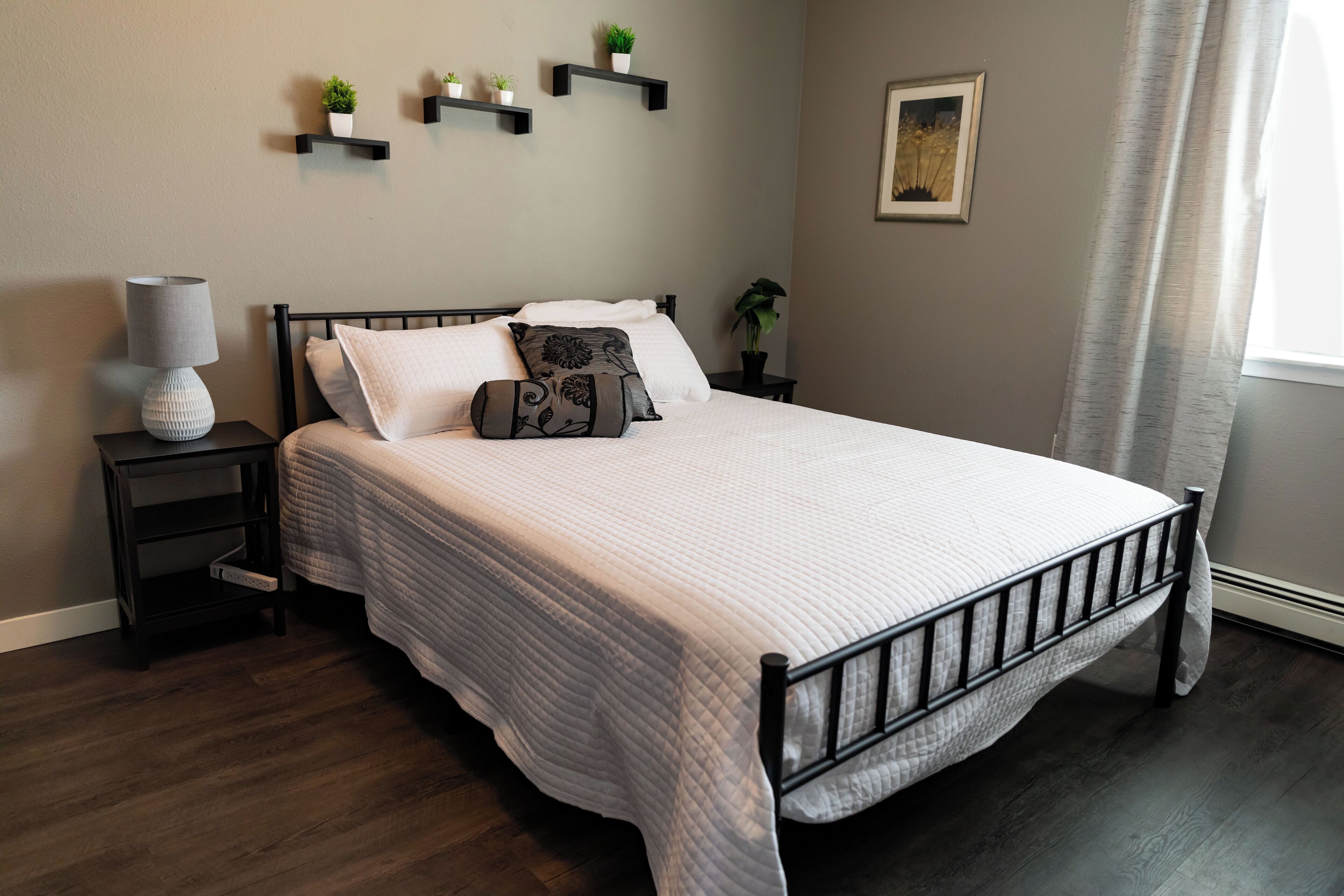 4 間睡房、書桌、熨斗/熨衫板、可攜式嬰兒床