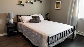 4 chambres, bureau, fer et planche Ă repasser, lit parapluie