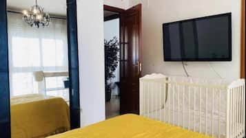 2 slaapkamers, een strijkplank/strijkijzer, reisbedje, gratis wifi