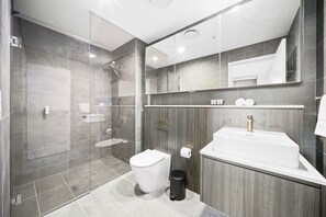 Douche, sĂšche-cheveux, serviettes fournies, savon