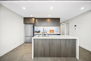 Geladeira, fogão, lava-louças, torradeira