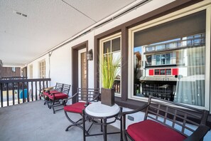 Property grounds - Upscale Traditional Condo steps from Vail MTN w/ fireplace, hot tub + spa access (Vail)
