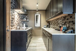 Microwave, stovetop, dishwasher, coffee/tea maker - Upscale Traditional Condo steps from Vail MTN w/ fireplace, hot tub + spa access (Vail)