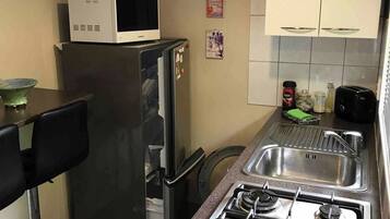 Réfrigérateur, micro-ondes, plaque de cuisson, bouilloire électrique