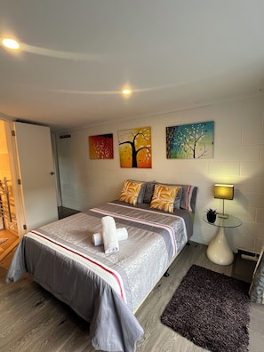 1 dormitorio, escritorio, tabla de planchar con plancha y wifi
