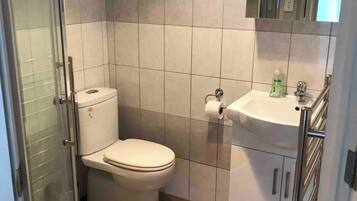 Douche, sĂšche-cheveux, serviettes fournies, savon