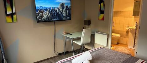 1 camera, una scrivania, ferro/asse da stiro, Wi-Fi