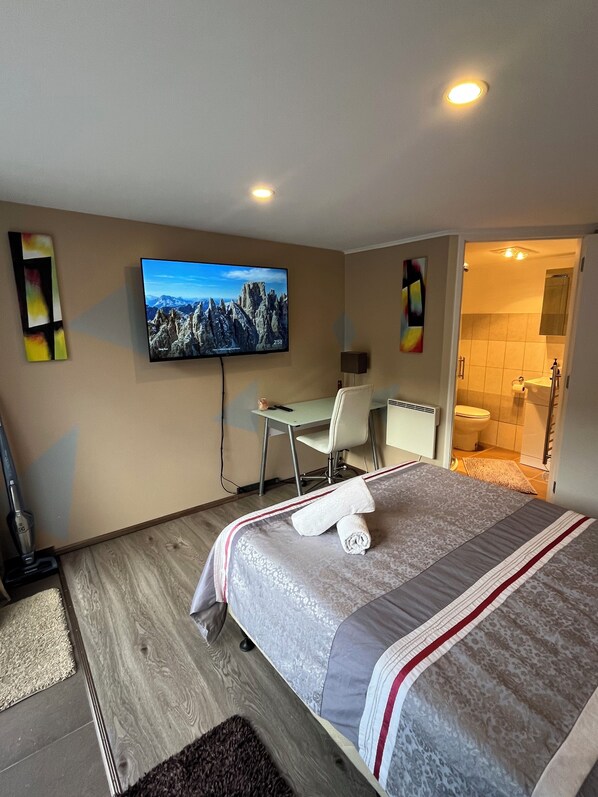 1 dormitorio, escritorio, tabla de planchar con plancha y wifi