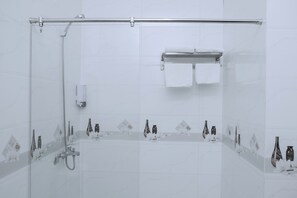 Baignoire et douche séparées, articles de toilette (gratuits)