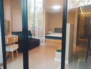1   室のベッドルーム、デスク、WiFi