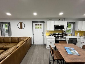 冷蔵庫、電子レンジ、オーブン、コンロ