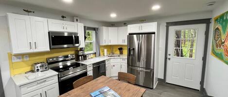 Refrigerador, microondas, horno, placa de cocina