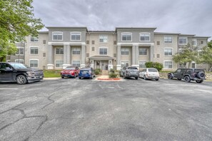 Exterior - Classic Gateway Studio w/ Gym, Pool, nr Stadium, by Blueground (Austin)