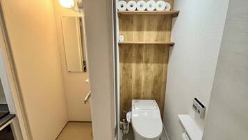 Douche, sèche-cheveux, bidet, serviettes fournies