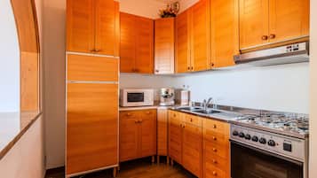 Réfrigérateur, micro-ondes, four