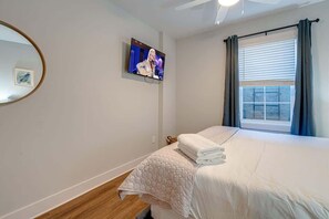 3 habitaciones, tabla de planchar con plancha y cuna de viaje 