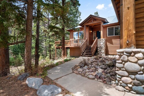 Hot Tub, Pet Friendly, Fireplace, 7 Mins to Skiing