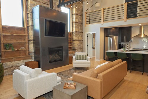 Beautiful 3 bed 2.5 bath condo w/pullout sofa in downtown Utica