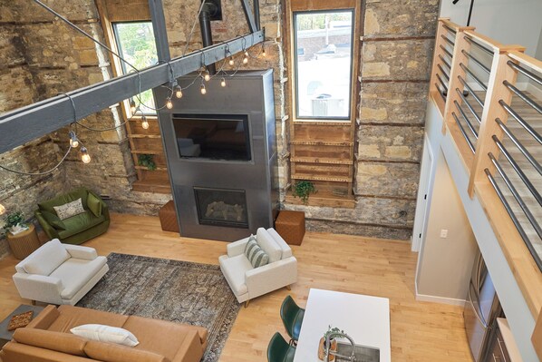 Smart TV, fireplace, stereo